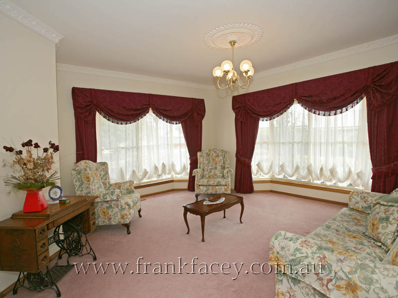 PERFECT FOR FAMILY ENTERTAINING ON 1/2 ACRE Picture 2