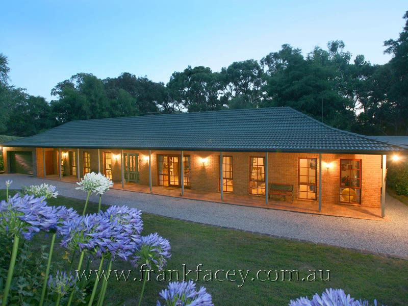 PRESENTATION PERFECT ON 2.5 ACRES Picture 1