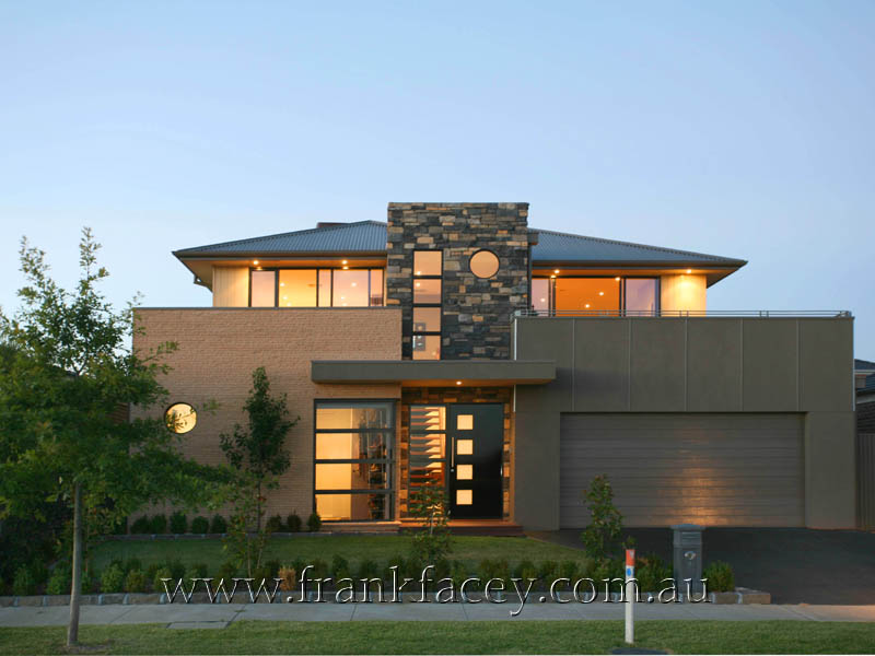 TRULY UNIQUE CONTEMPORARY HOME Picture 1