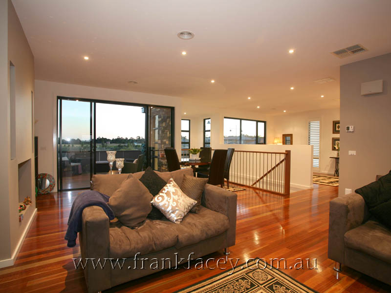 TRULY UNIQUE CONTEMPORARY HOME Picture 3