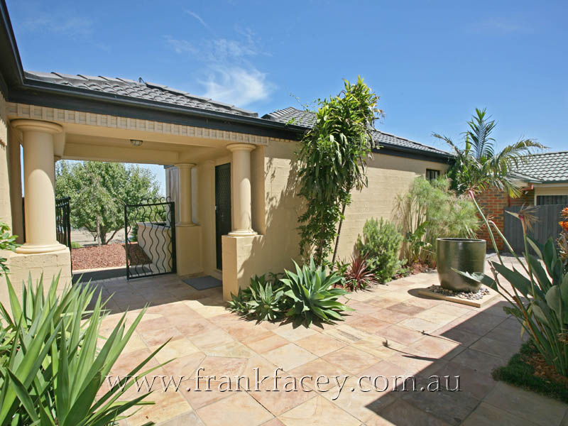 PERFECTLY POSITIONED SEPARATE GUEST HOUSE/OFFICE Picture 2