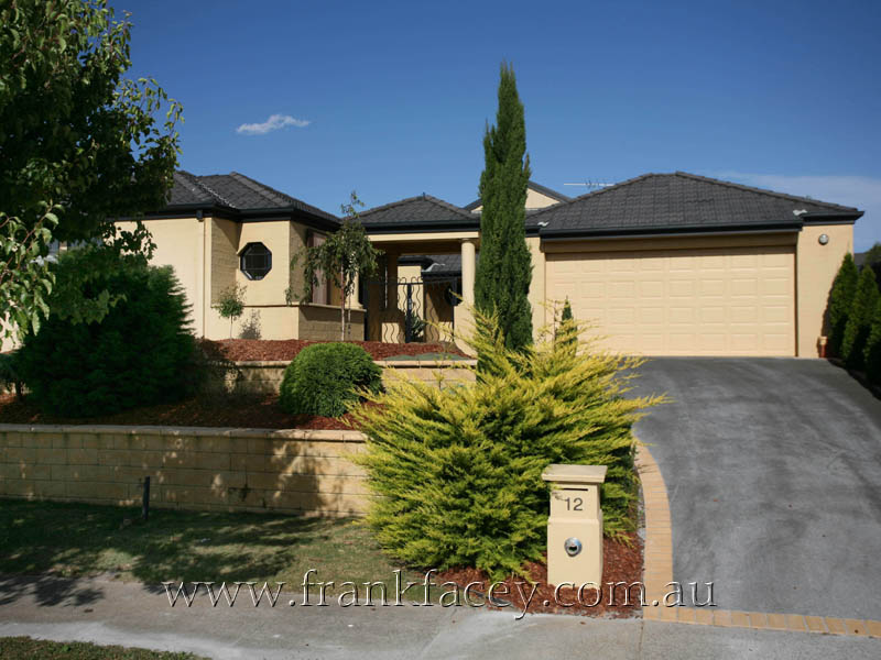 PERFECTLY POSITIONED SEPARATE GUEST HOUSE/OFFICE Picture 1