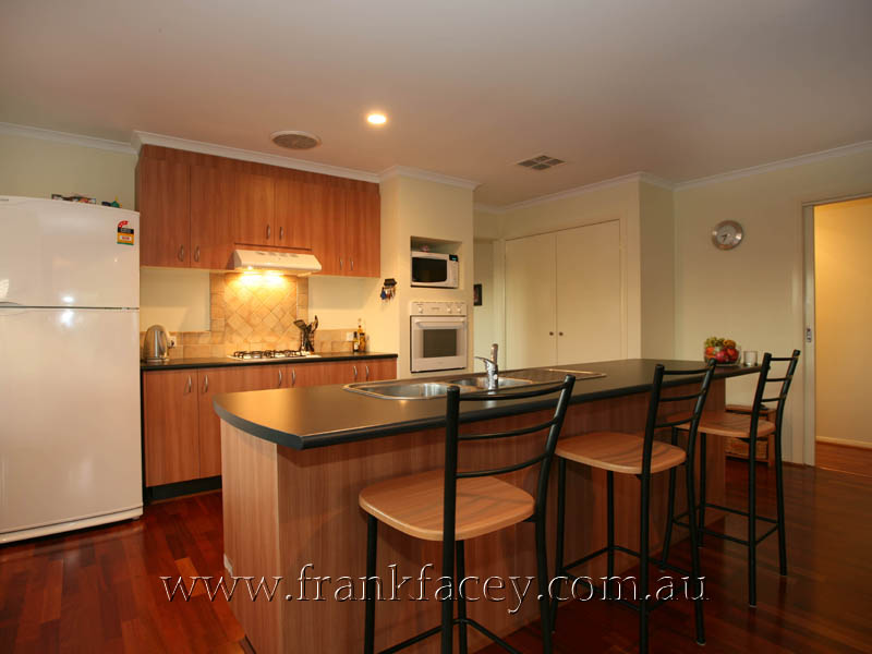 FAMILY FRIENDLY 4BR FANTASTIC LOCATION Picture 2