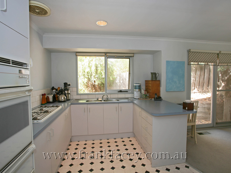 SO CLOSE TO TOWN Picture 2