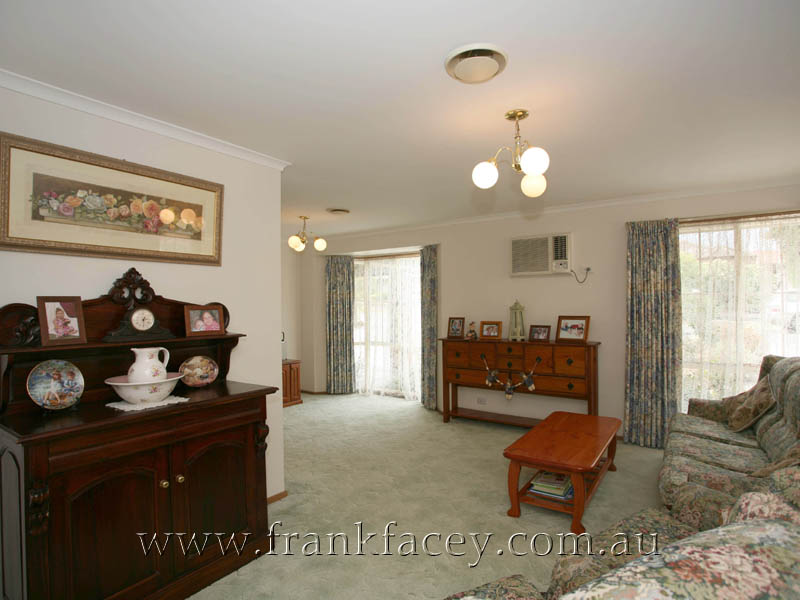 ABSOLUTELY SPARKLING MODERN FAMILY HOME Picture 3