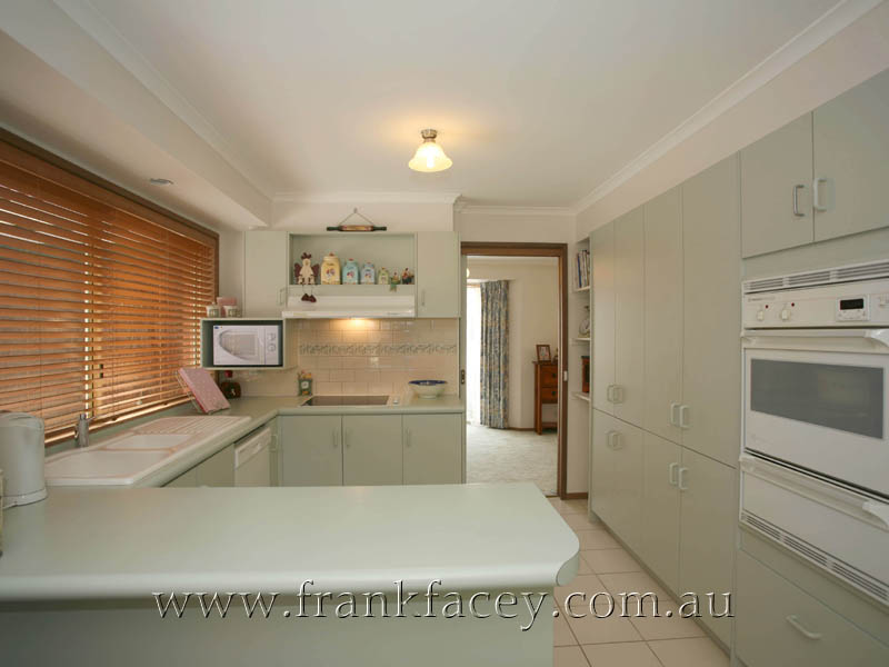 ABSOLUTELY SPARKLING MODERN FAMILY HOME Picture 2