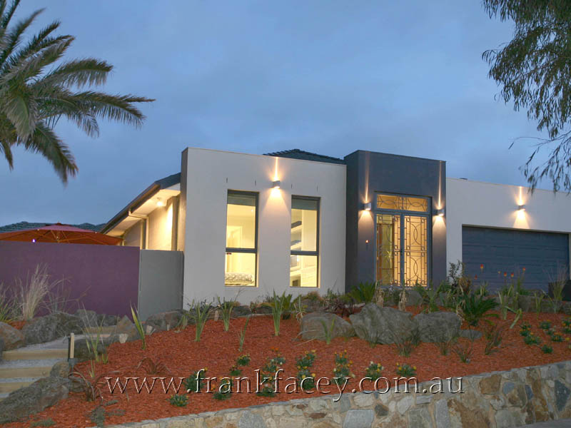 MASTER BUILT CONTEMPORARY HOME DESIGNED FOR EASY LIVING Picture 1