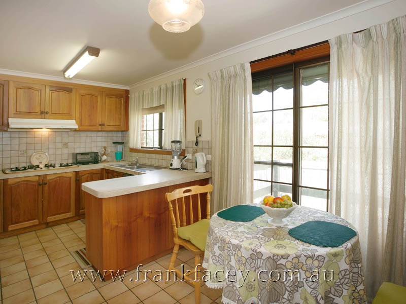 WALK TO VILLAGE QUALITY BUILT TOWNHOUSE Picture 3