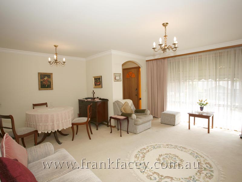 WALK TO VILLAGE QUALITY BUILT TOWNHOUSE Picture 2