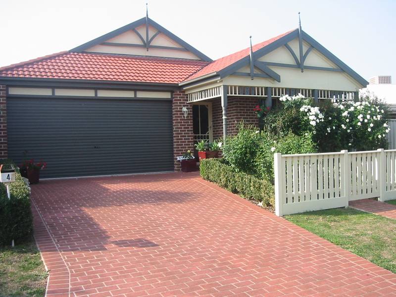 CATHEDRAL CLOSE CHARMER Picture 2