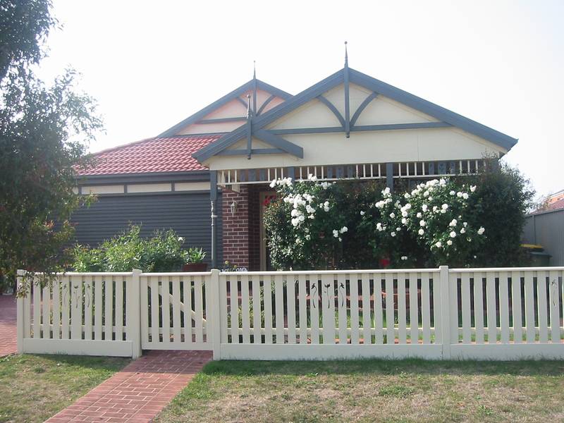 CATHEDRAL CLOSE CHARMER Picture 1