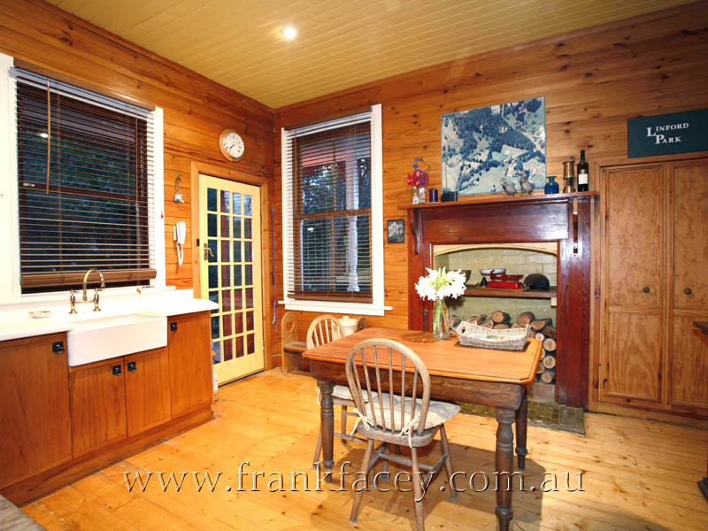 LINFORD PARK - 18.5 ACRE, COUNTRY LIFE RETREAT Picture 2