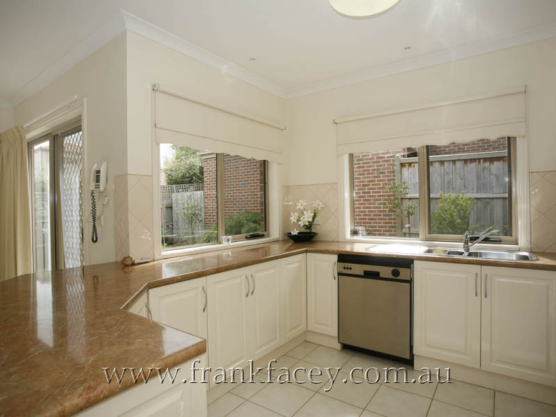 STYLISH GEORGIAN TOWNHOUSE IN PRIME OLDE BERWICK SETTING Picture 2