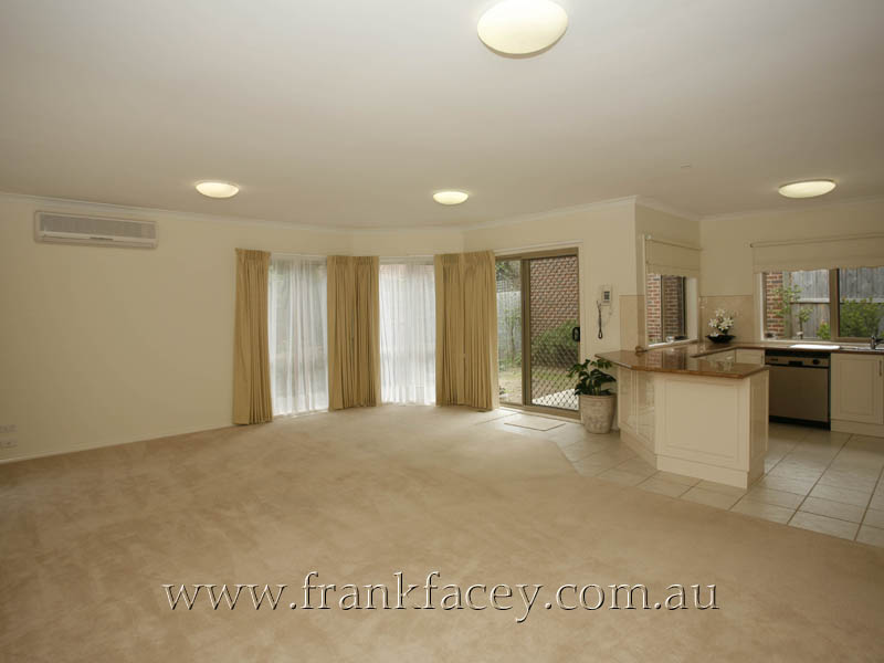 STYLISH GEORGIAN TOWNHOUSE IN PRIME OLDE BERWICK SETTING Picture 3