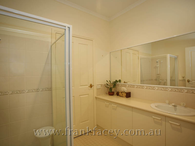 2 BEDROOM RETIREMENT UNIT Picture 3