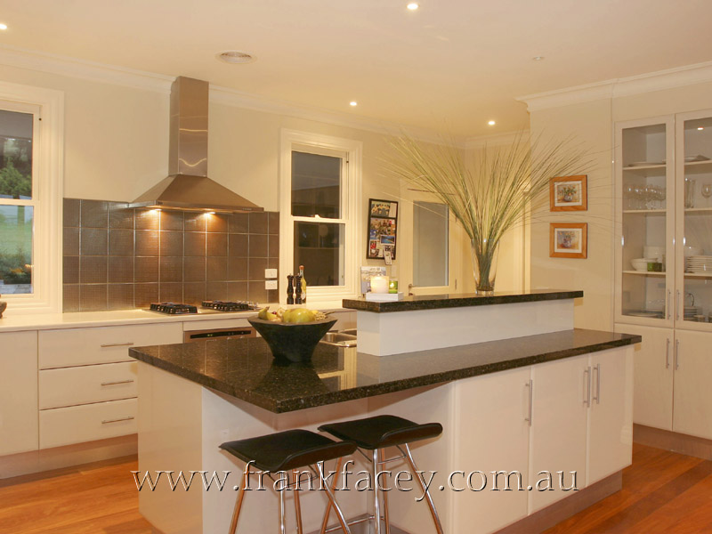 A UNIQUELY PEACEFUL AND PRIVATE FAMILY HAVEN ON 8 GLORIOUS ACRES Picture 2