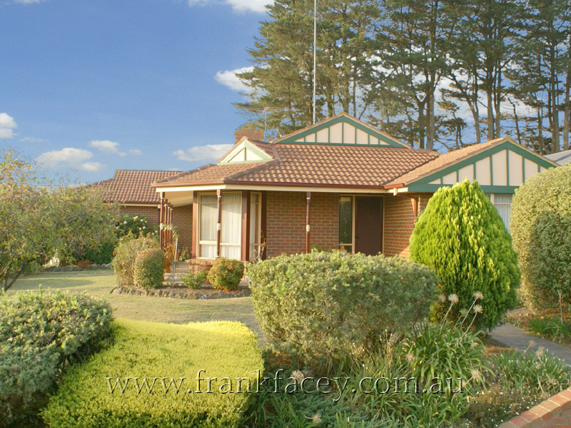 PACKED WITH FEATURES - WALK TO SHOPS Picture 1