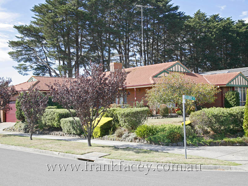 PACKED WITH FEATURES - WALK TO SHOPS Picture 2