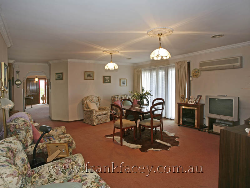 PACKED WITH FEATURES - WALK TO SHOPS Picture 3