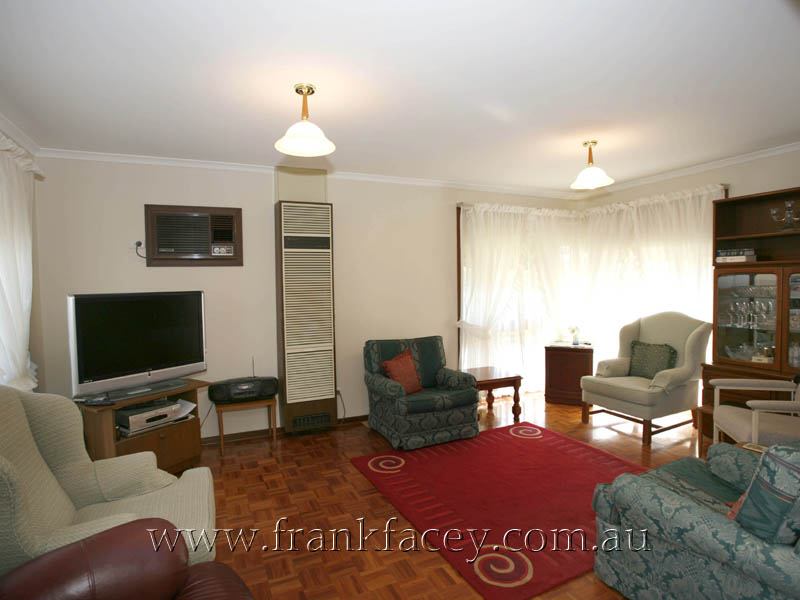 PRIME LOCATION IN BEACONSFIELD Picture 3