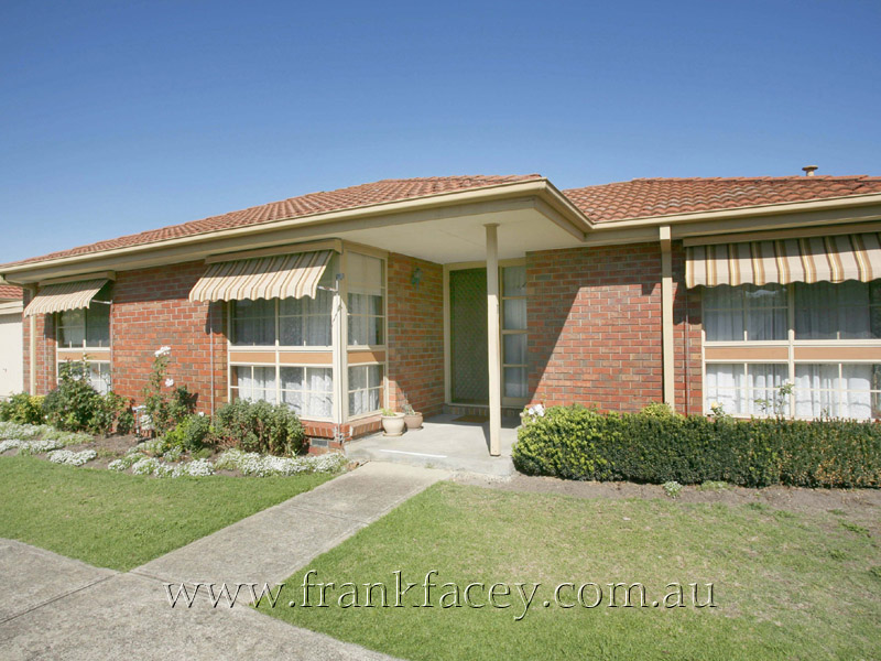 PRIME LOCATION IN BEACONSFIELD Picture 1