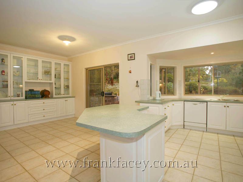 SUPERB 4 BEDROOM + STUDY RESIDENCE - MAINS WATER, SHED & 3.5 ACRES Picture 2