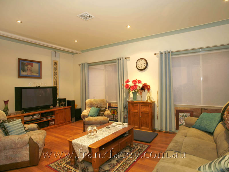 SUPERB ENTERTAINING PRISTINE PRESENTATION Picture 2