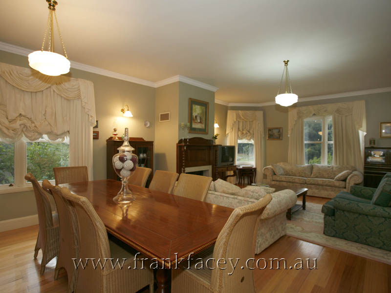 AN IDYLLIC LIFESTYLE RETREAT DOWN A PRETTY COUNTRY LANE Picture 2