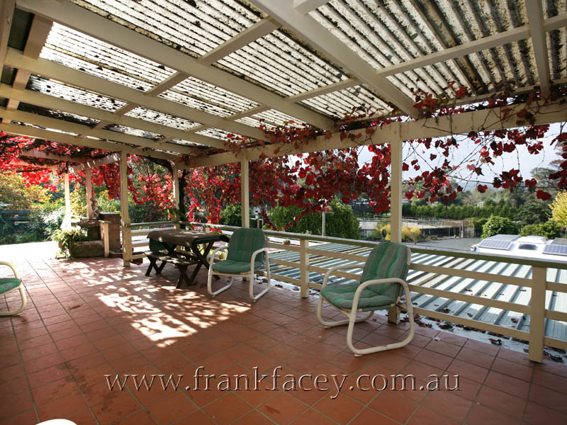 EXCLUSIVE COUNTRY ESTATE ON THE VILLAGE'S NORTHERN FRINGE Picture 3