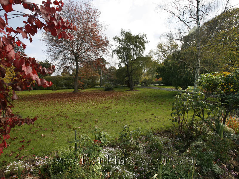 EXCLUSIVE COUNTRY ESTATE ON THE VILLAGE'S NORTHERN FRINGE Picture 2