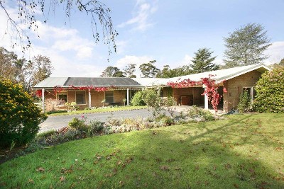 EXCLUSIVE COUNTRY ESTATE ON THE VILLAGE'S NORTHERN FRINGE Picture EXCLUSIVE COUNTRY ESTATE ON THE VILLAGE'S NORTHERN FRINGE Picture