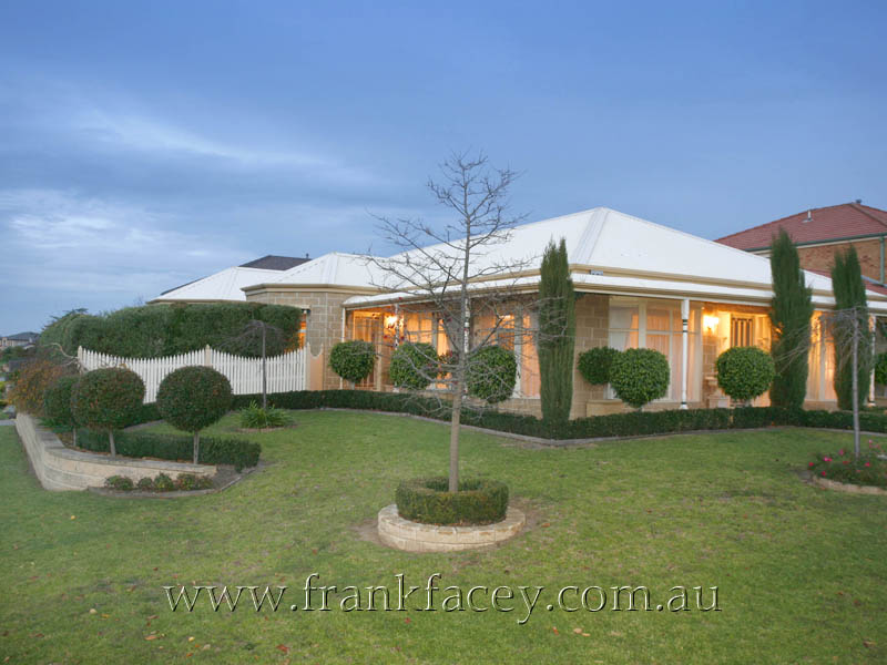 STUNNING AUSTRALIAN HOMESTEAD IN EXCLUSIVE BERWICK SPRINGS Picture 1