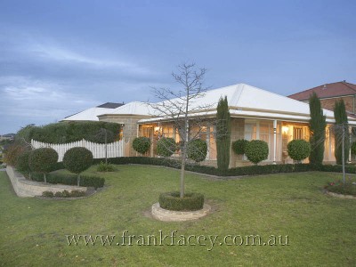 STUNNING AUSTRALIAN HOMESTEAD IN EXCLUSIVE BERWICK SPRINGS Picture