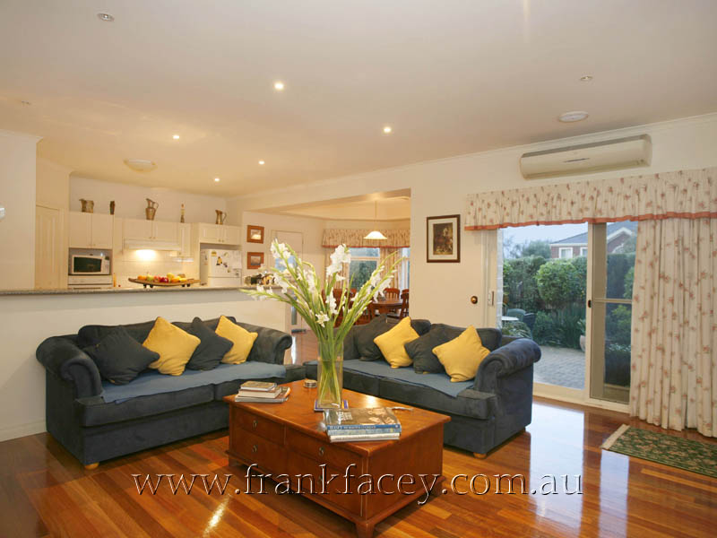 STUNNING AUSTRALIAN HOMESTEAD IN EXCLUSIVE BERWICK SPRINGS Picture 3