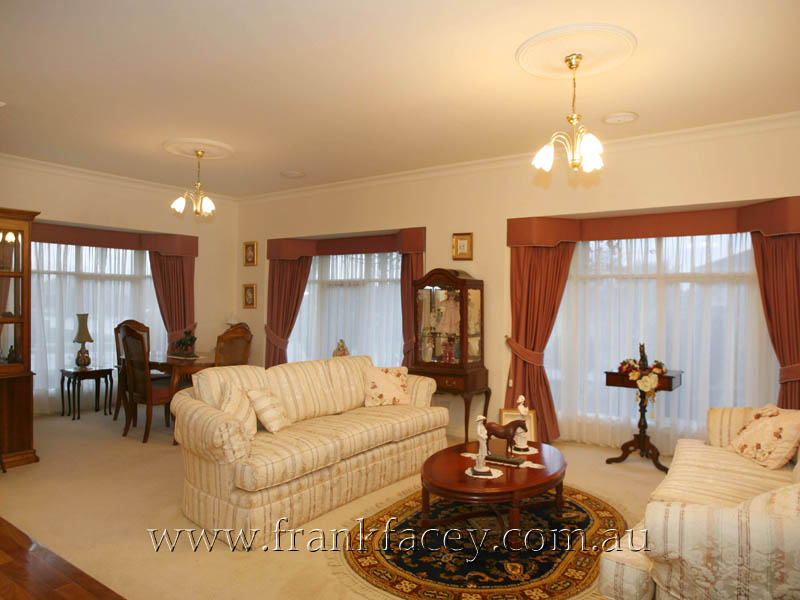 STUNNING AUSTRALIAN HOMESTEAD IN EXCLUSIVE BERWICK SPRINGS Picture 2