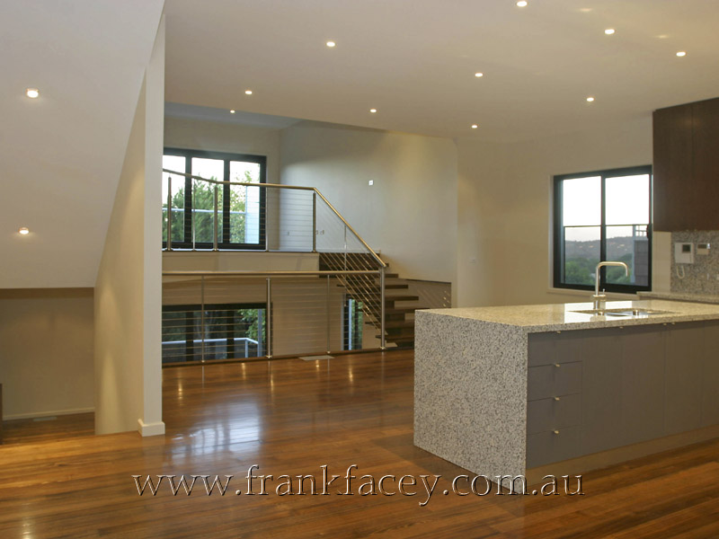 ARCHITECT DESIGNED, CRAFTSMAN BUILT AND BRILLIANTLY POSITIONED! Picture 2