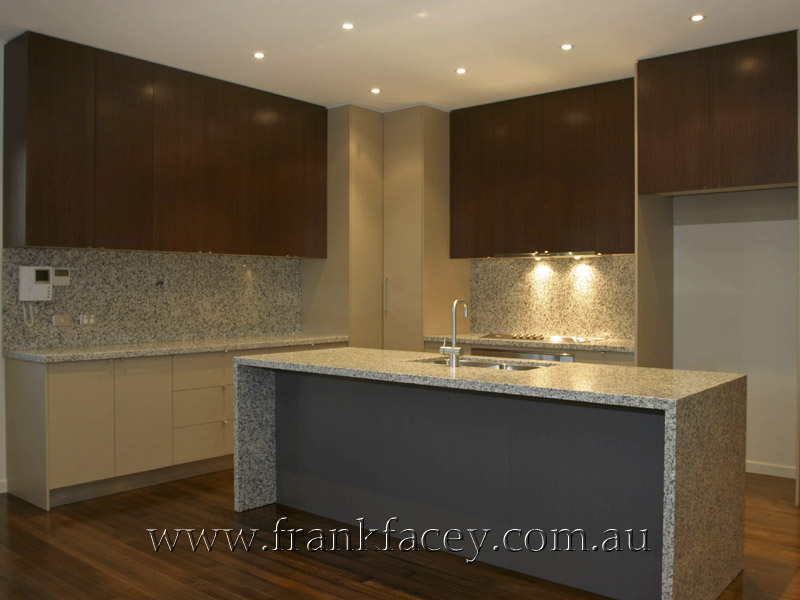 ARCHITECT DESIGNED, CRAFTSMAN BUILT AND BRILLIANTLY POSITIONED! Picture 3