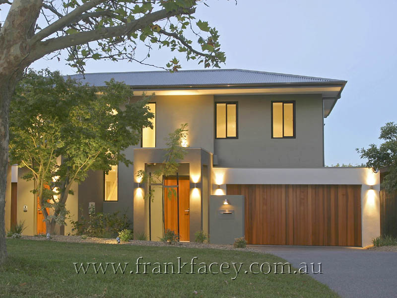 ARCHITECT DESIGNED, CRAFTSMAN BUILT AND BRILLIANTLY POSITIONED! Picture 1