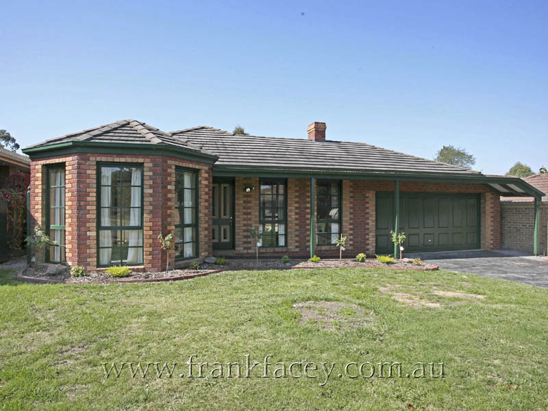 COLONIAL CHARM - CONVENIENT LOCATION Picture 1