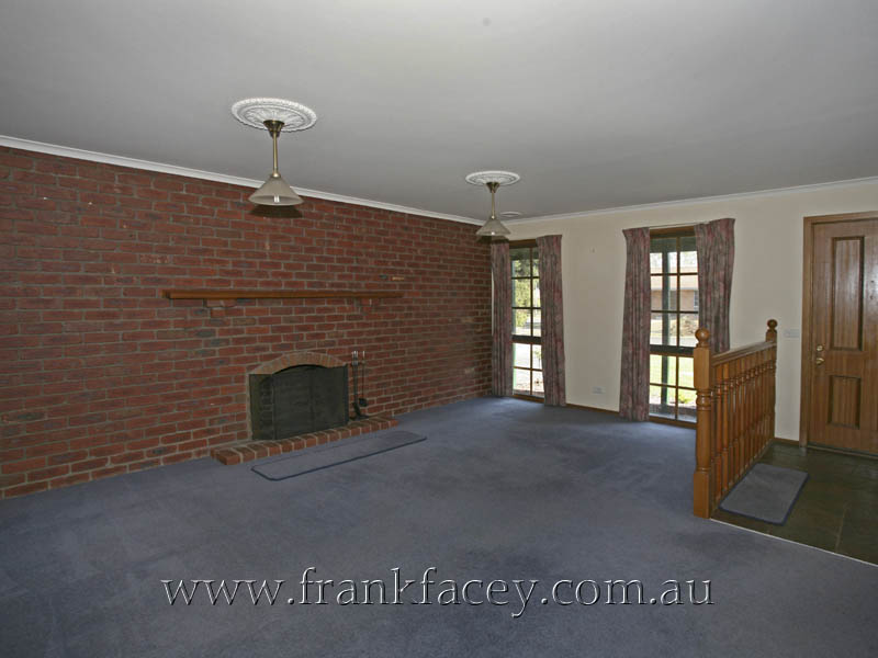 COLONIAL CHARM - CONVENIENT LOCATION Picture 2