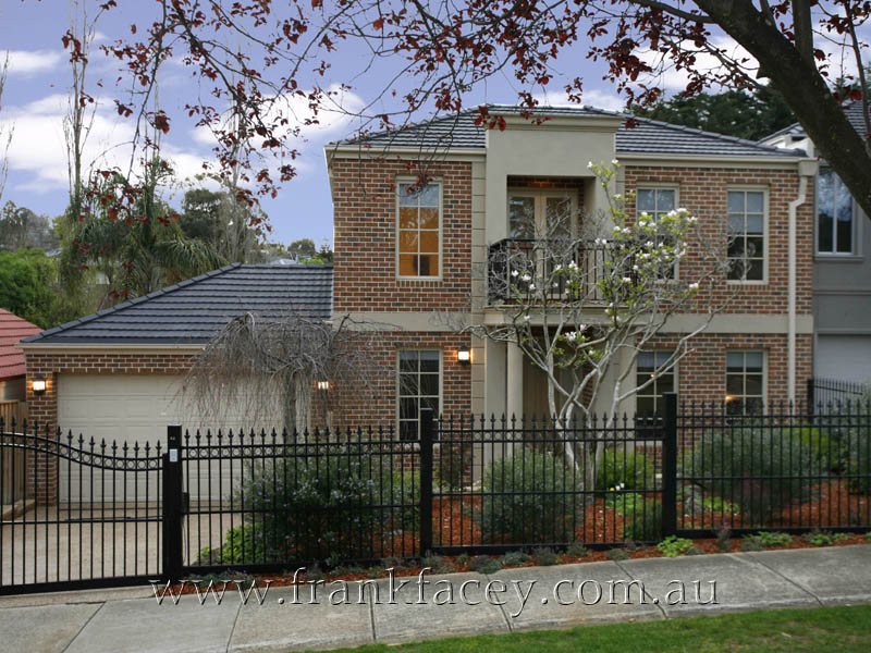 SUPERBLY FINISHED IN TOWN RESIDENCE - STROLL TO EVERYTHING Picture 1