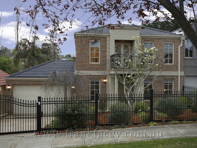 SUPERBLY FINISHED IN TOWN RESIDENCE - STROLL TO EVERYTHING Picture