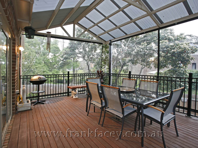 SUPERBLY FINISHED IN TOWN RESIDENCE - STROLL TO EVERYTHING Picture 2