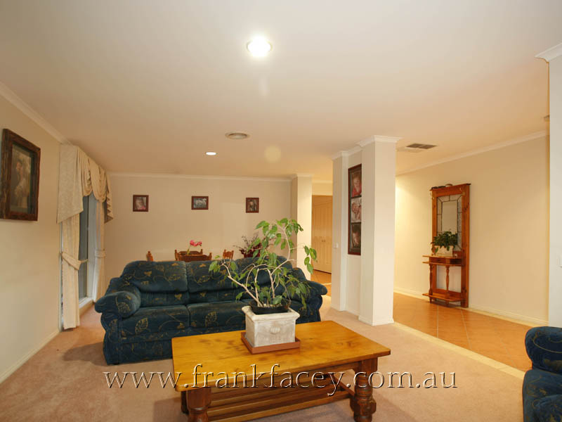 WELCOME HOME TO THIS WARM AND INVITING RESIDENCE Picture 2