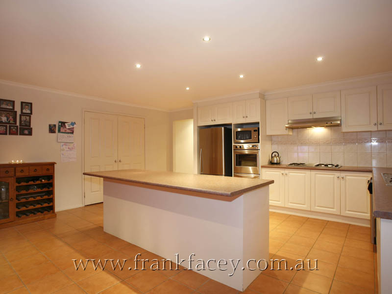 WELCOME HOME TO THIS WARM AND INVITING RESIDENCE Picture 3