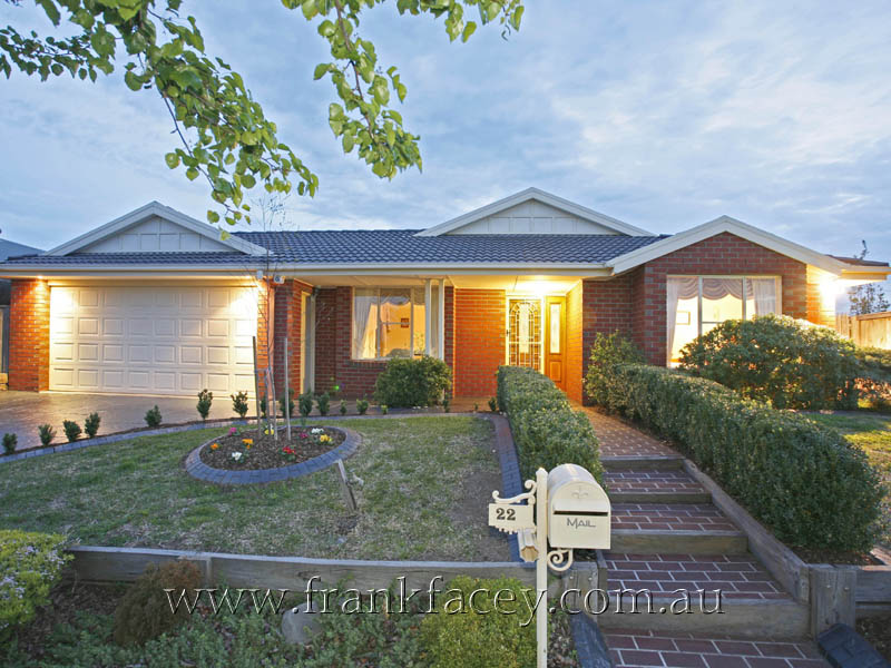 WELCOME HOME TO THIS WARM AND INVITING RESIDENCE Picture 1