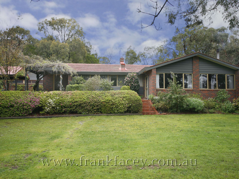 THE COMPLETE LIFESTYLE PROPERTY - 2.8 ACRES WITH ROOM FOR HORSE/PONY Picture 1