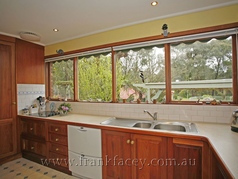 THE COMPLETE LIFESTYLE PROPERTY - 2.8 ACRES WITH ROOM FOR HORSE/PONY Picture 3