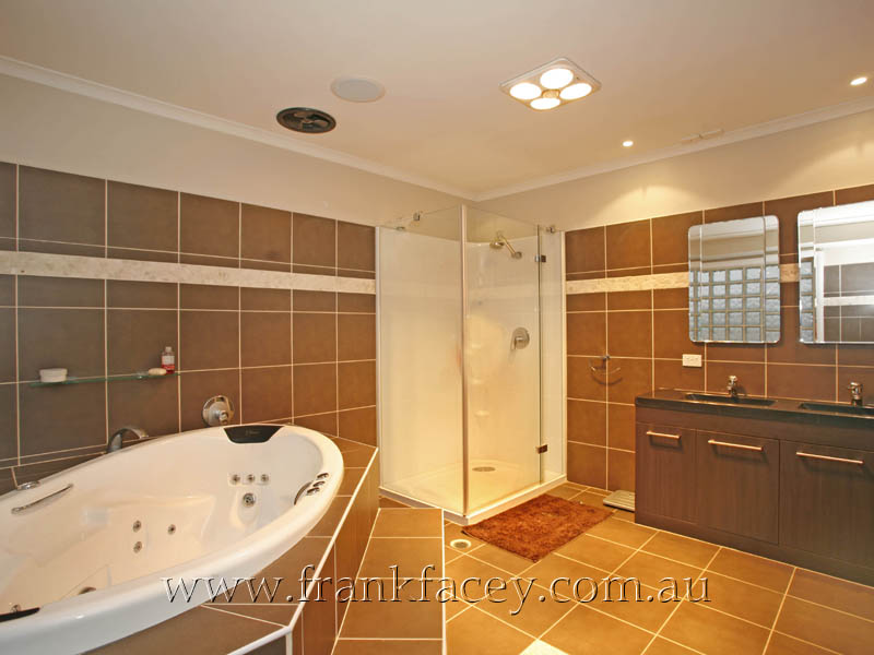 IMPRESSIVE YOUNG THREE BEDROOM - NORTH SIDE COURT LOCATION Picture 2