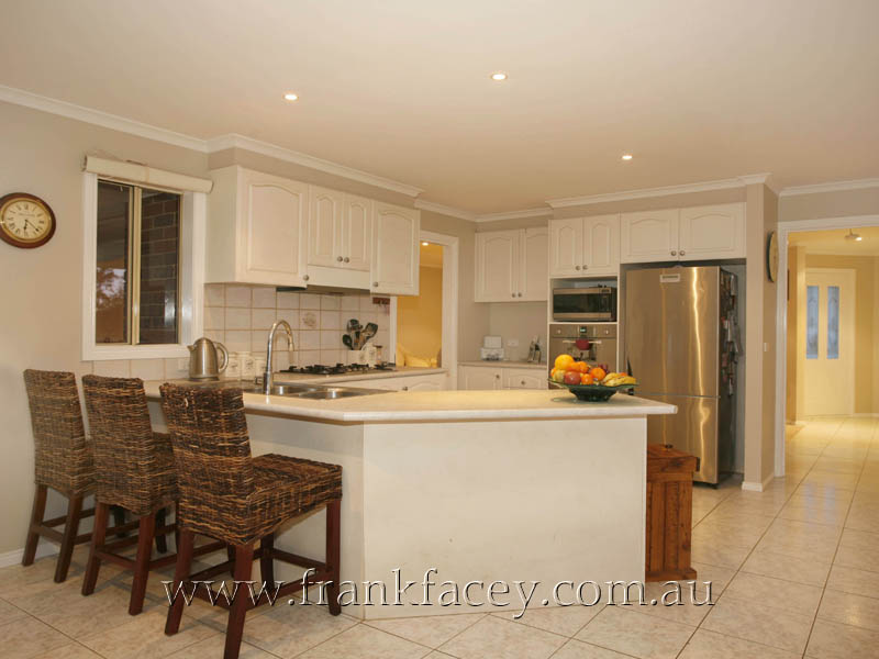 IMPRESSIVE YOUNG THREE BEDROOM - NORTH SIDE COURT LOCATION Picture 3